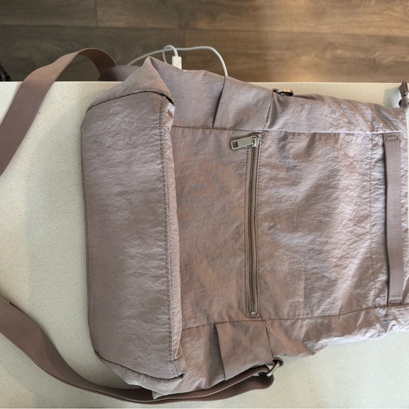 Lululemon knapsack. Like new; hardly used 9/10 like new condition - Picture 4 of 4